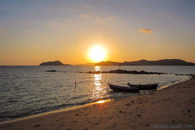 barche-tramonto-spiaggia-koh-maak-wandering-wil
